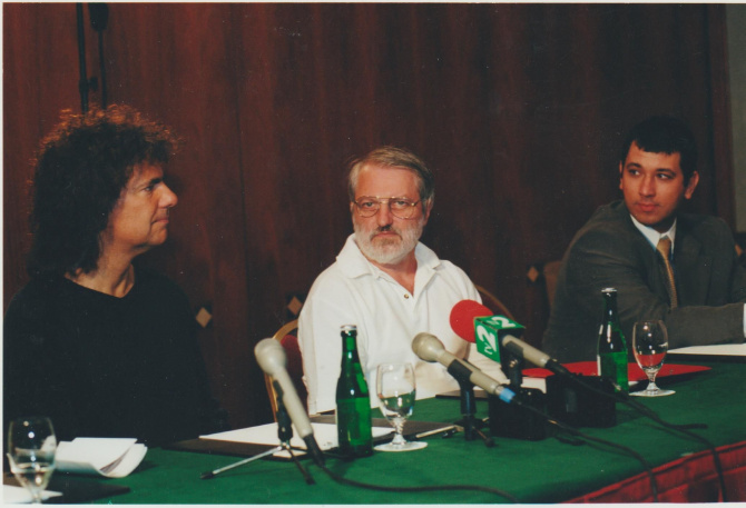 pat-at-press-conference-2000-1.jpg